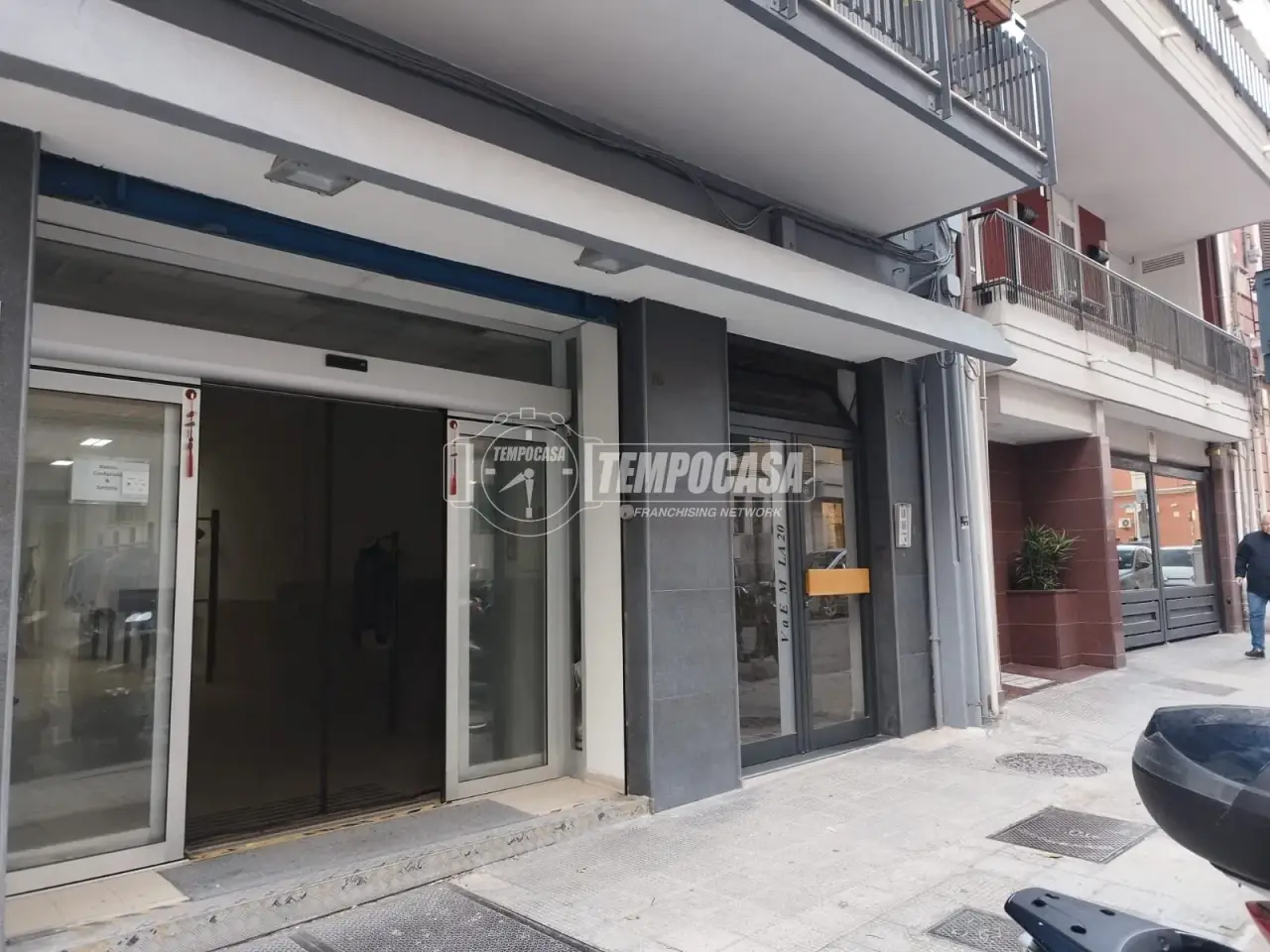 Negozio in Via Emanuele Mola 18, Bari, {3} - Foto 1