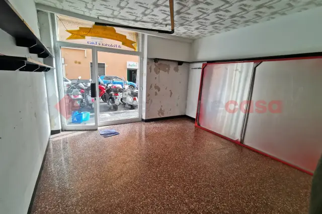 Magazzino in Via Finocchiaro Aprile 17r, Genova - Foto 1