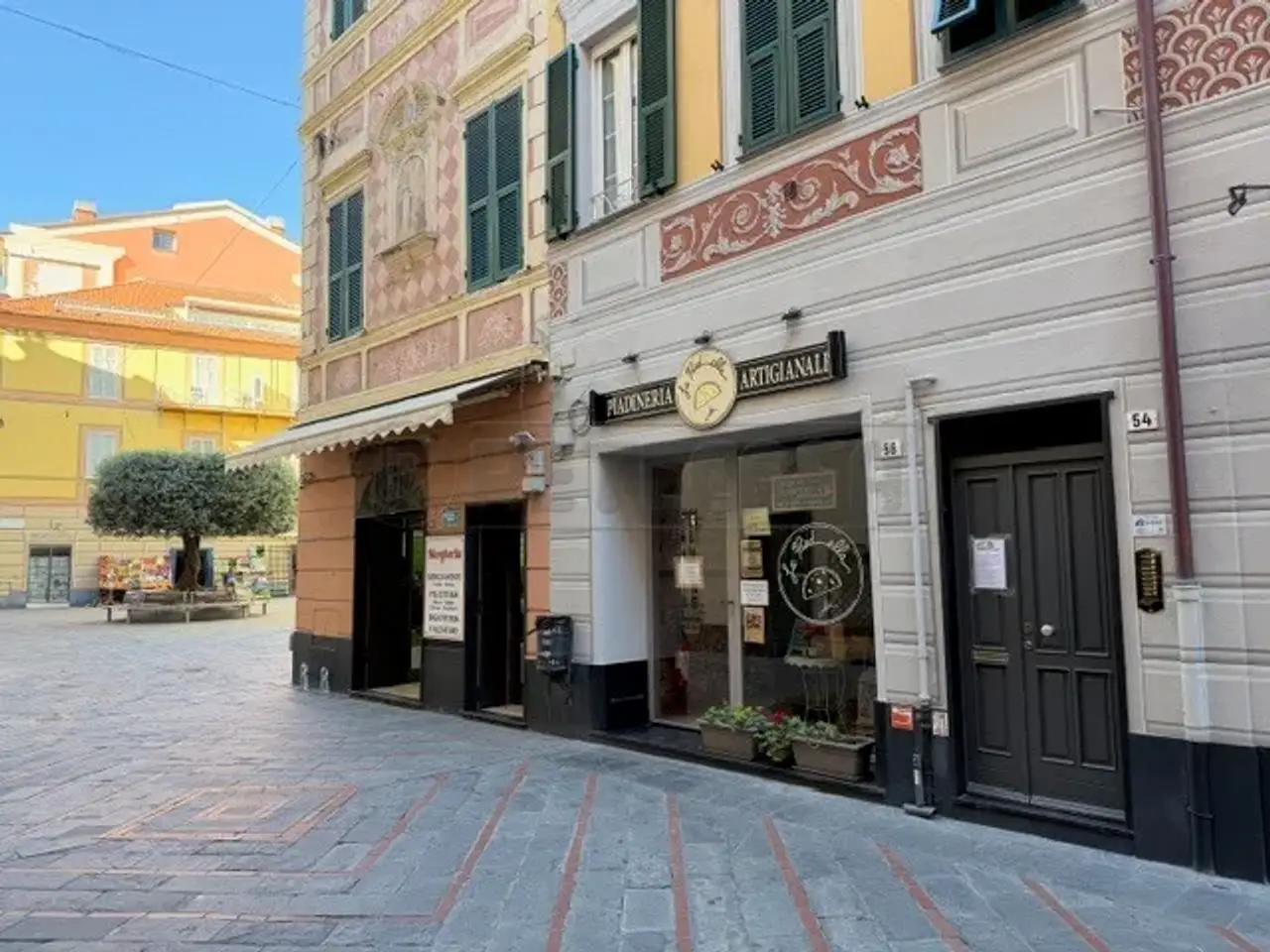Palazzina commerciale in Via Antonio Ghilini 58, Loano, {3} - Foto 1