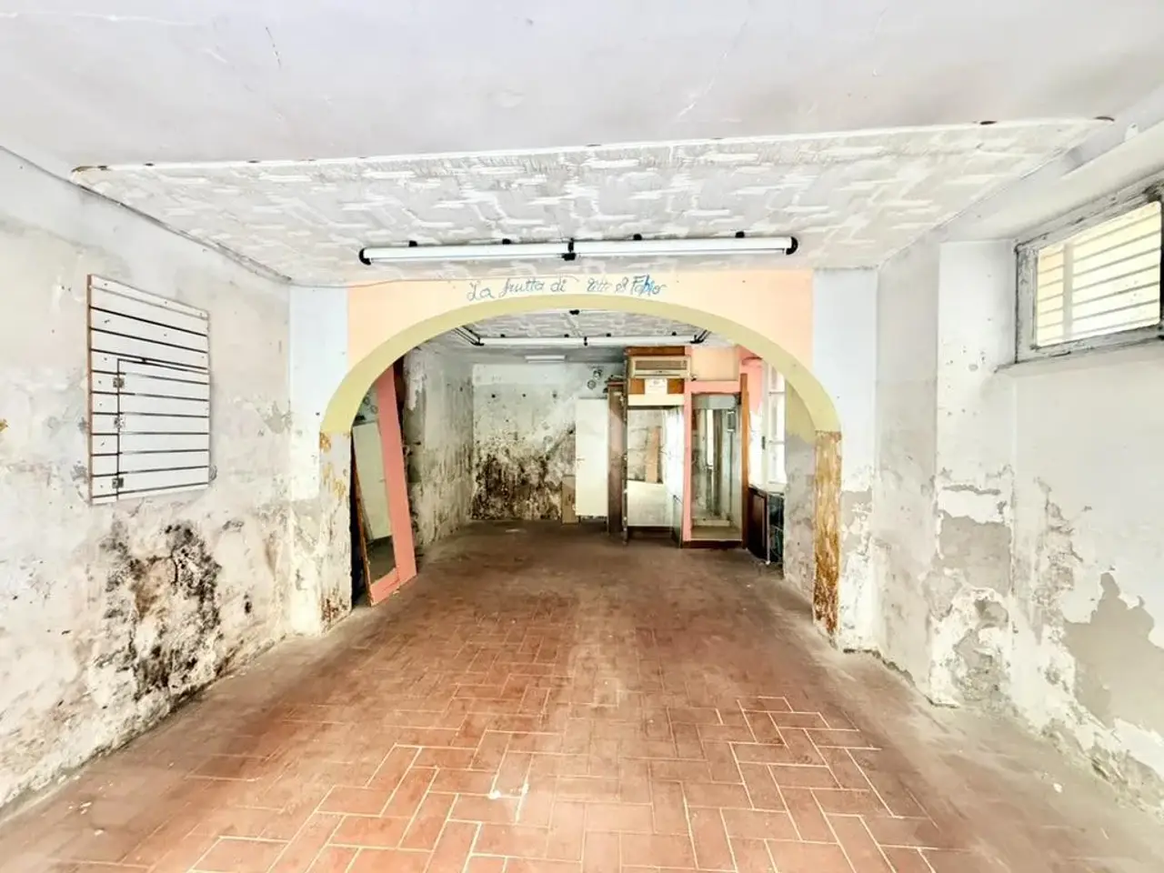 Negozio in Via IV Novembre 5, Albisola Superiore, {3} - Foto 1