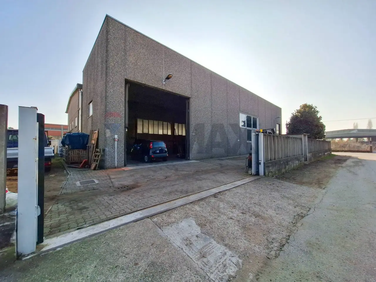 Esercizio commerciale in Via Sondrio, Angolo Via Varese, Solbiate Olona, {3} - Foto 1