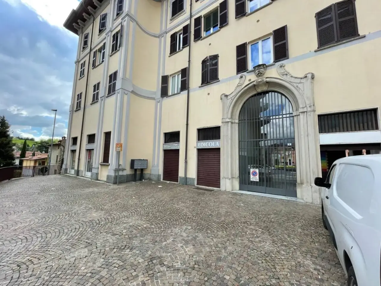 Locale commerciale in Via Crocifisso, Galbiate, {3} - Foto 1