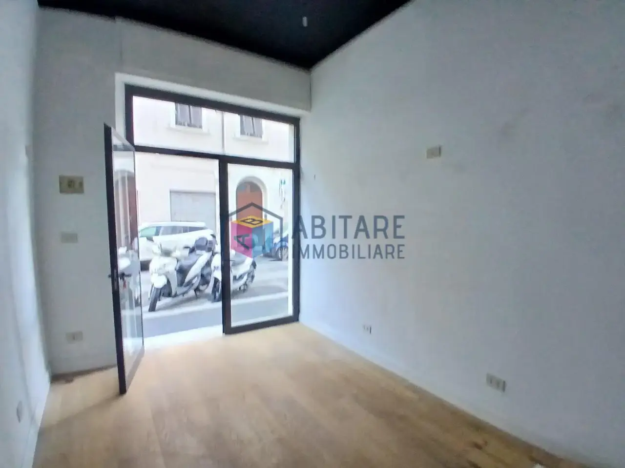 Locale commerciale in , Livorno, {3} - Foto 1