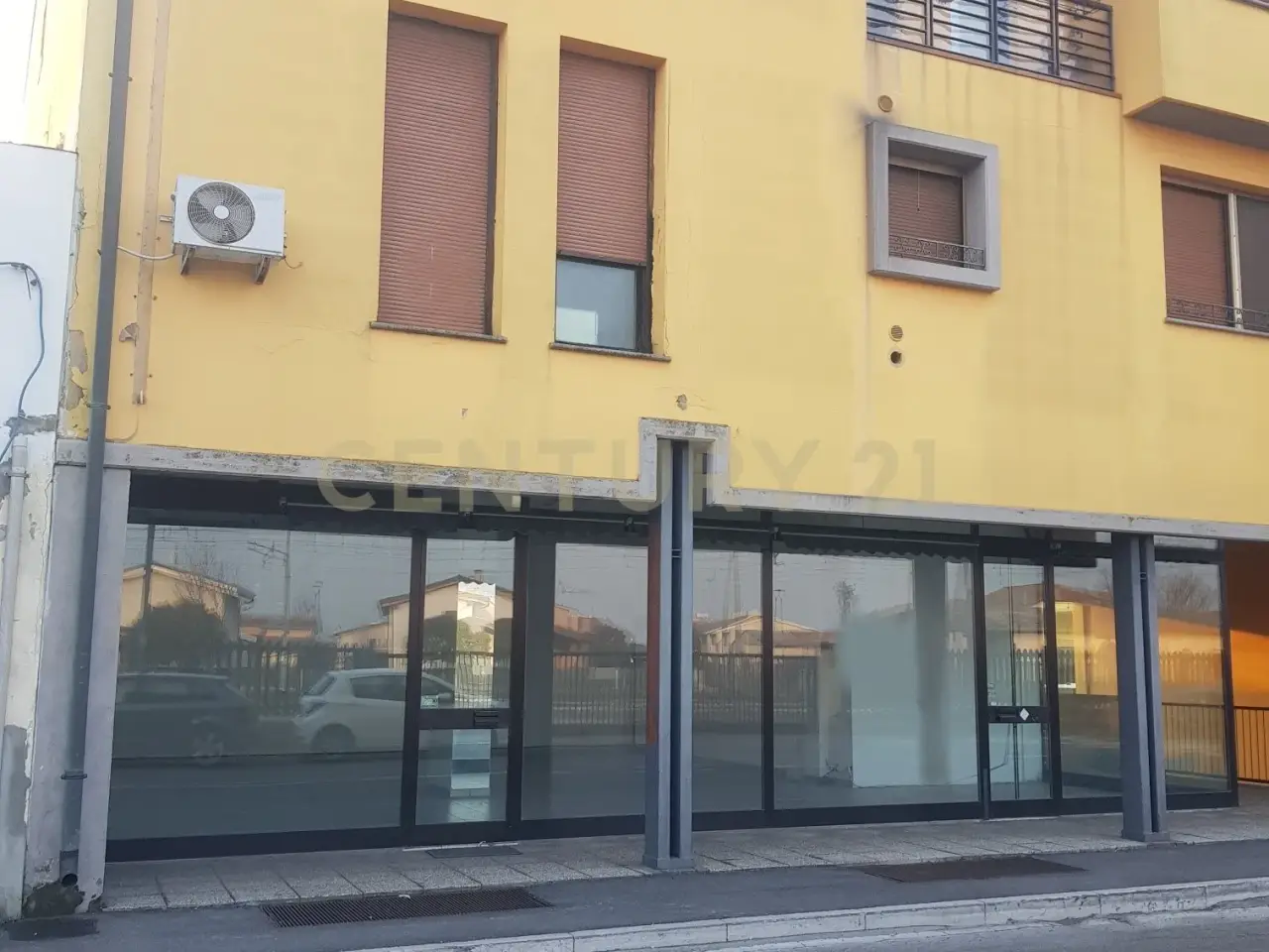 Negozio in Via della Libertà 41, Cerea, {3} - Foto 2
