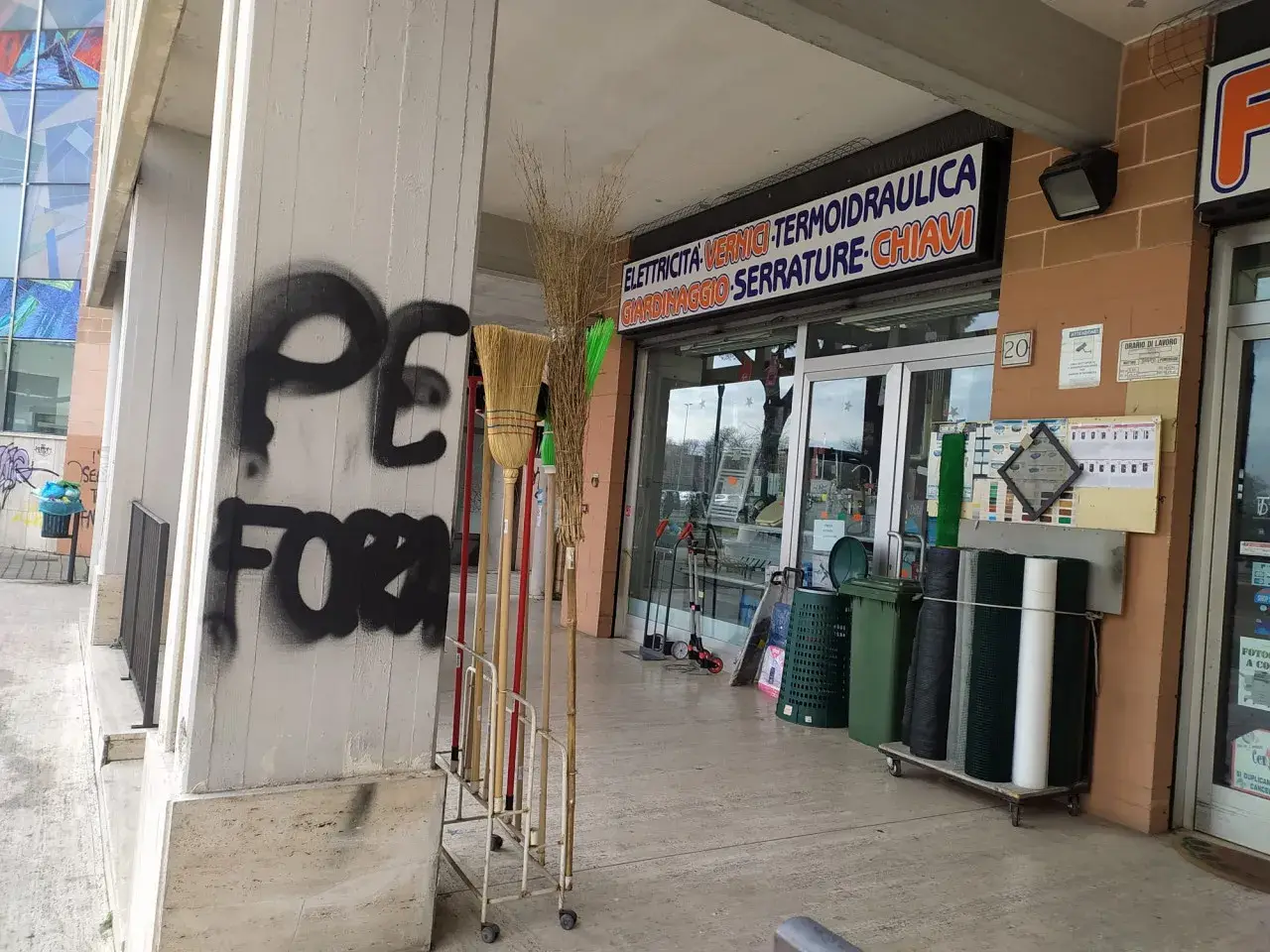 Colorificio - Ferramenta - Elettricit&agrave; in Largo Capelvenere, Roma, {3} - Foto 2