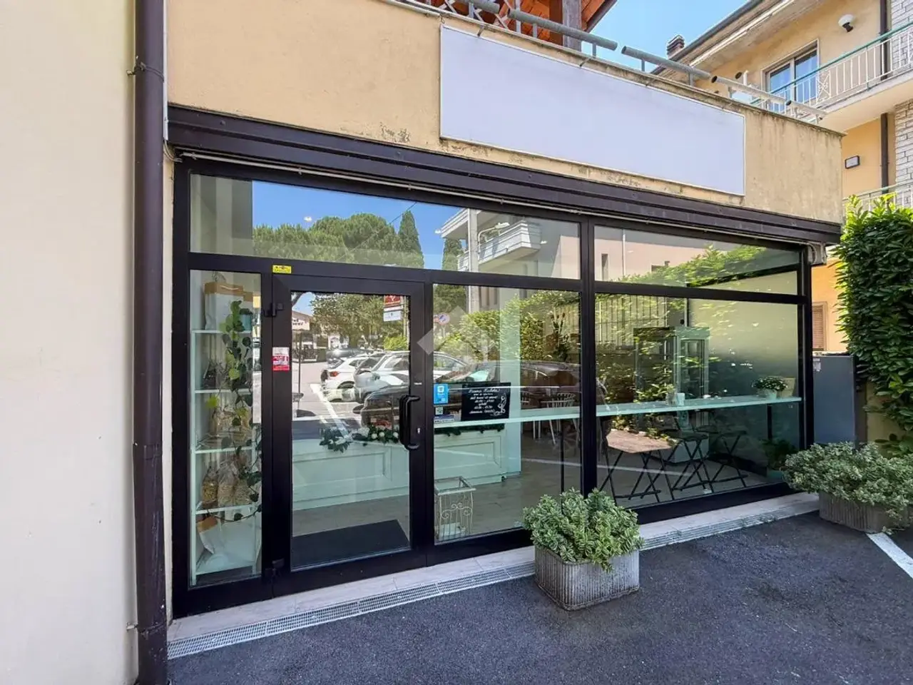 Negozio in Viale Guglielmo Marconi 71, Desenzano Del Garda, {3} - Foto 1