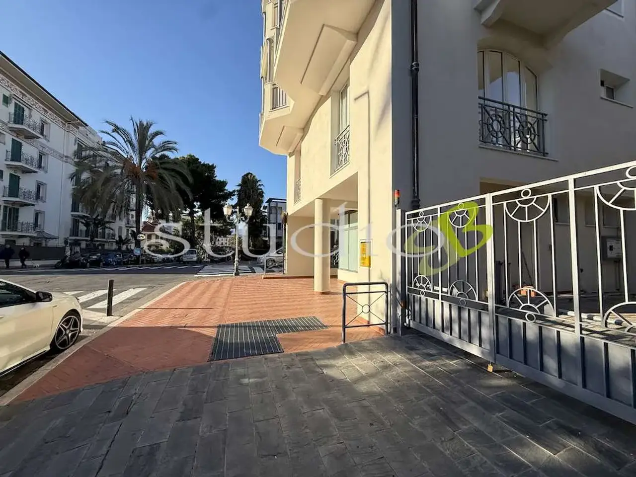 Palazzina commerciale in Corso Europa 54, Bordighera, {3} - Foto 1