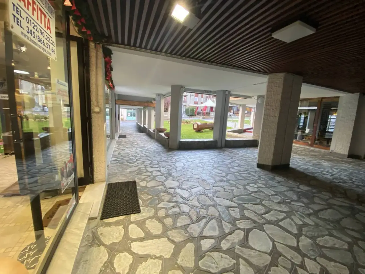 Locale commerciale in Via Giuseppe Francesco Medail 57,Bardonecchia, Bardonecchia, {3} - Foto 1