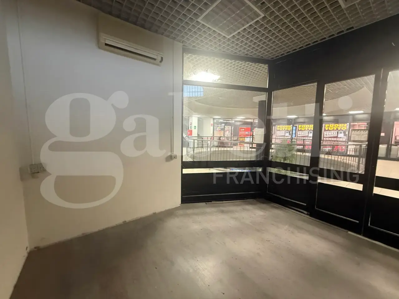 Negozio in Via Trieste Snc, Erba, {3} - Foto 1