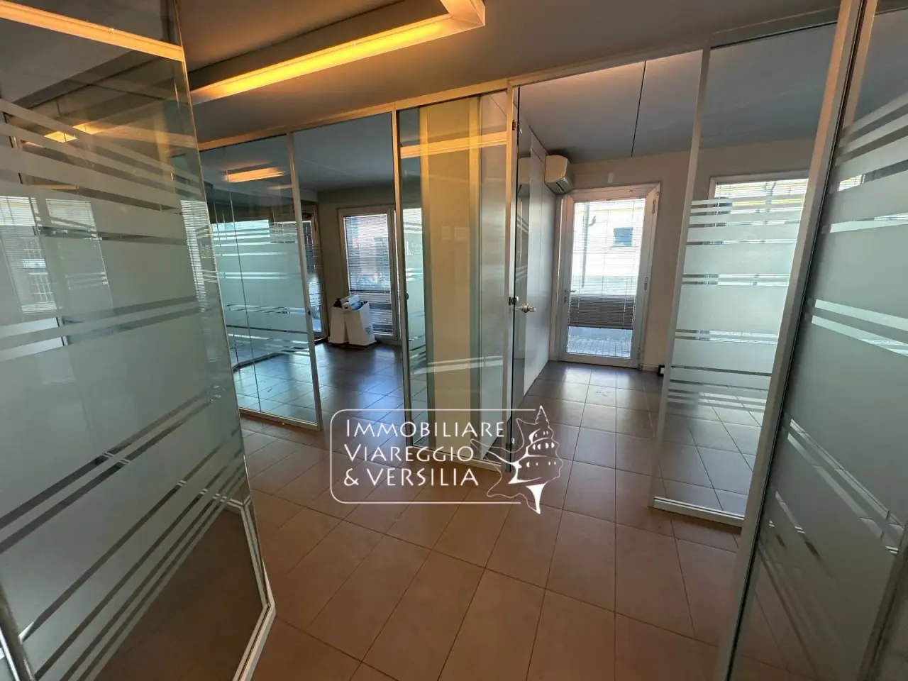 Negozio in Via Fratelli Cervi 100, Viareggio, {3} - Foto 1