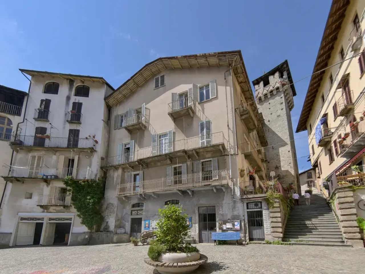 Palazzina commerciale in Piazza Gallenga 12, Lanzo Torinese, {3} - Foto 2
