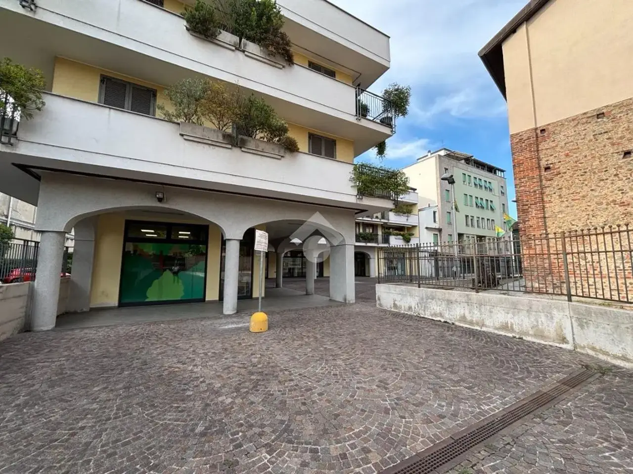 Negozio in Via dei Disciplini 20, Legnano, {3} - Foto 2