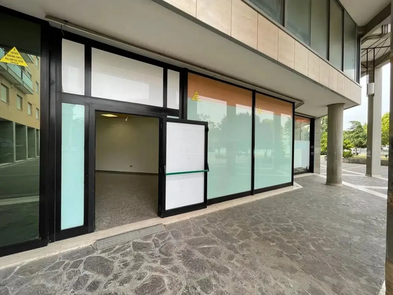 Negozio in Corso Umberto I N. 134, Montesilvano, {3} - Foto 2
