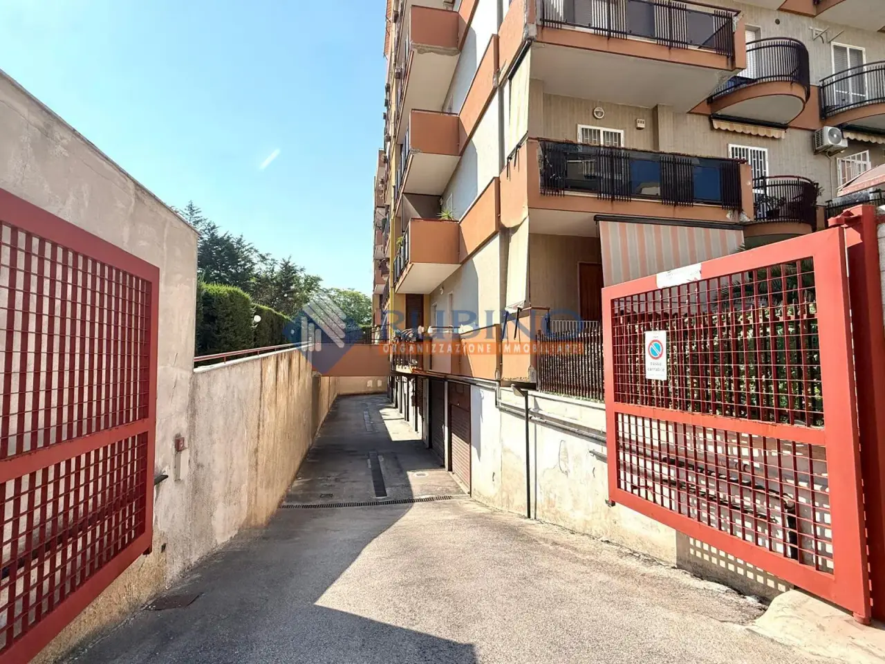 Parcheggio chiuso in Via Giuseppe Alberto Pugliese 3, Trani, {3} - Foto 2