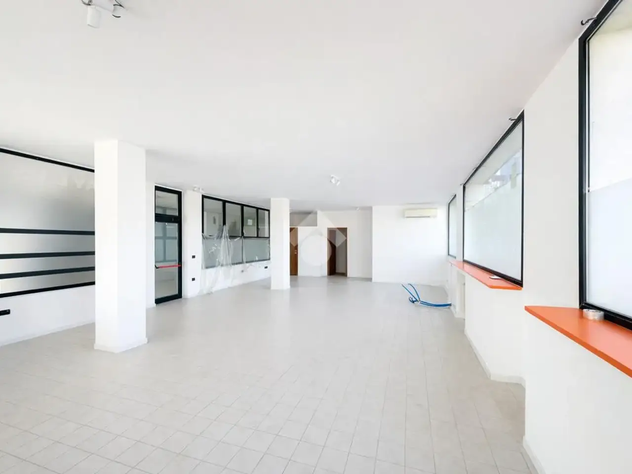 Negozio in Via Borgo Padova 38, Castelfranco Veneto, {3} - Foto 1