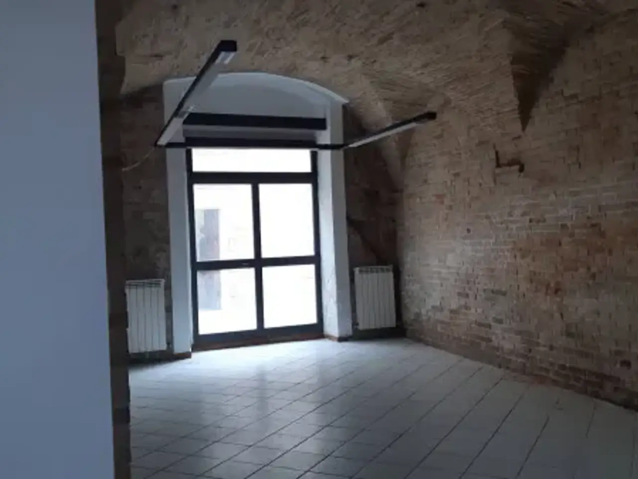 Negozio in Falcone E Borsellino, Ascoli Piceno, {3} - Foto 1