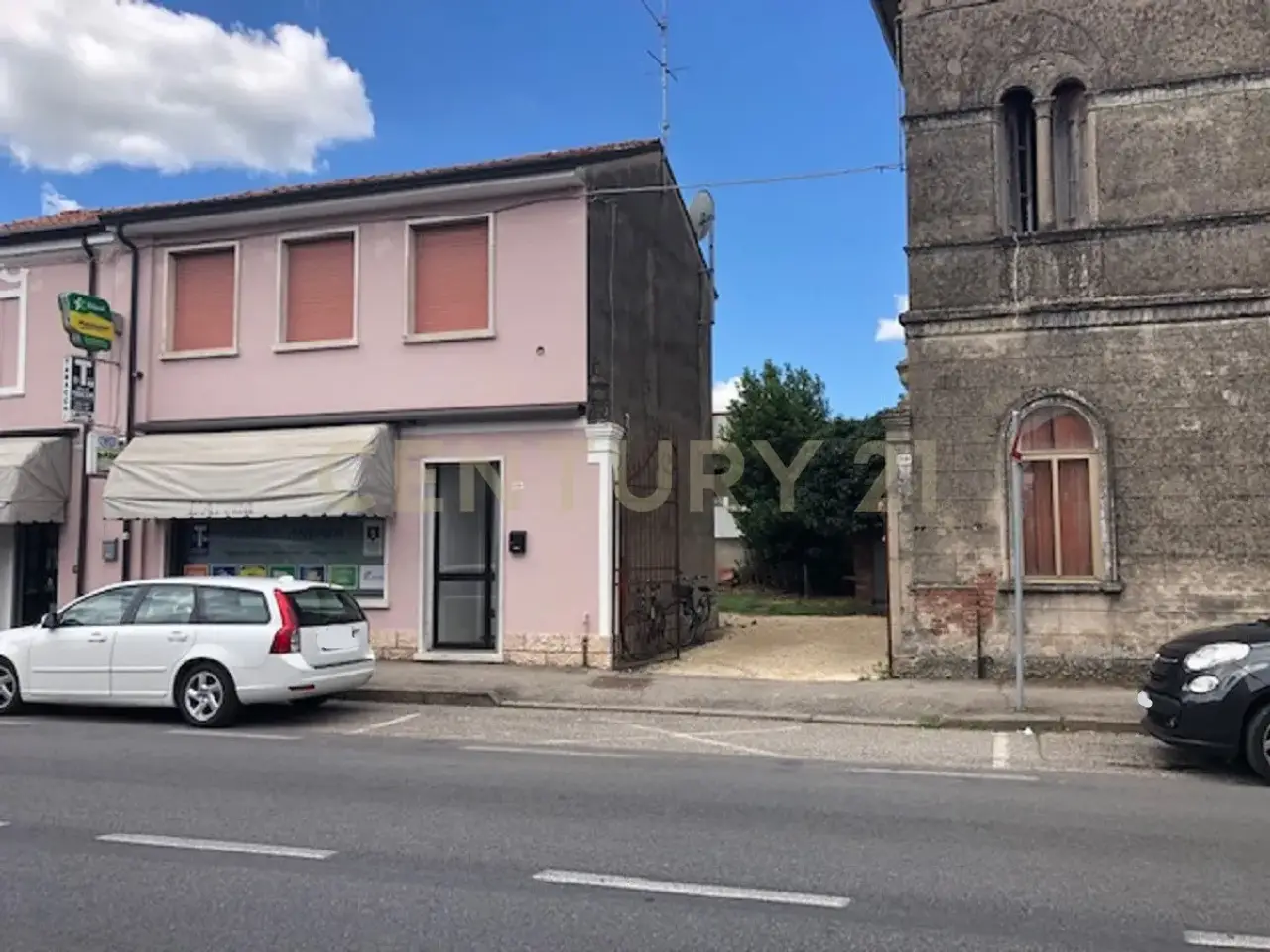 Palazzina commerciale in Corso C. Battisti 212, Sanguinetto, {3} - Foto 1