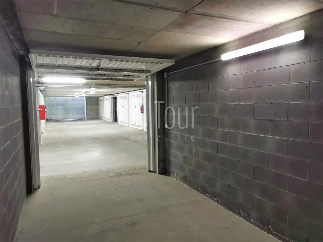 Parcheggio chiuso in Via ChambéRy 71, Aosta, {3} - Foto 2