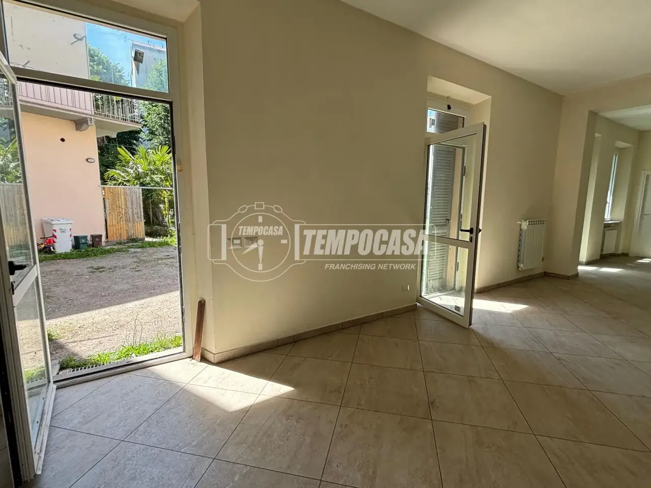 Negozio in Viale Luigi Cadorna 16, Busto Arsizio, {3} - Foto 1