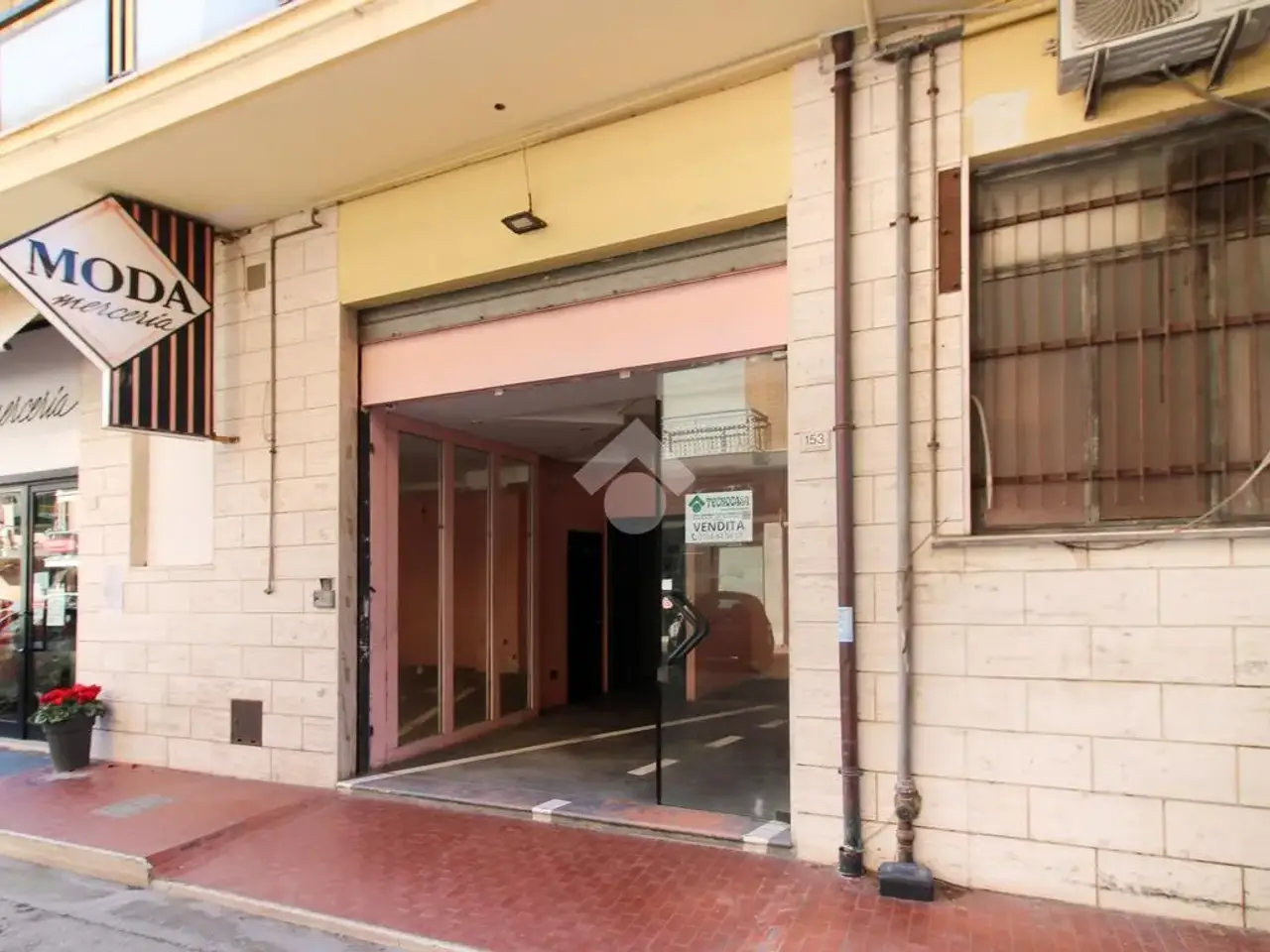 Negozio in Via Giuseppe Mazzini 153, Porto San Giorgio, {3} - Foto 2