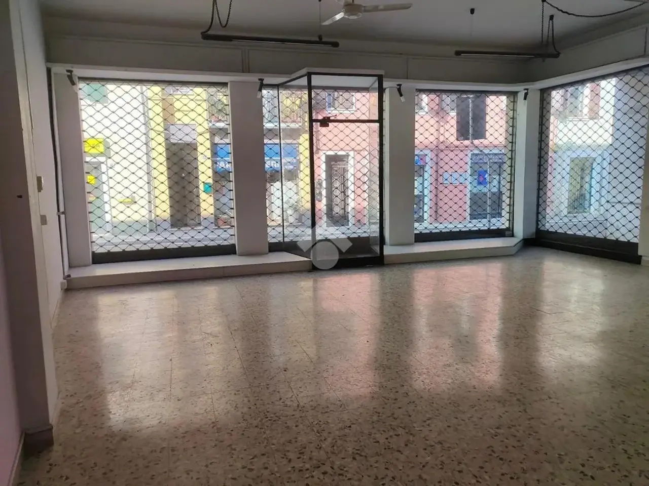 Negozio in Via Madonna 116, Pescantina, {3} - Foto 1