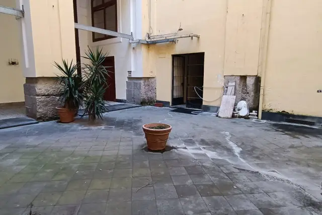 Negozio in Piazzetta Matilde Serao 36, Napoli - Foto 1