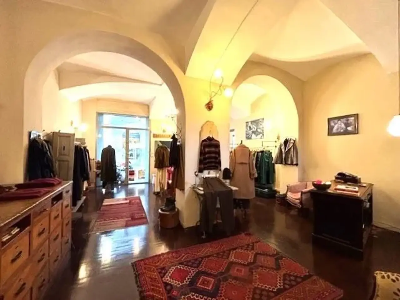 Negozio in Via Montebello 15, Torino, {3} - Foto 1