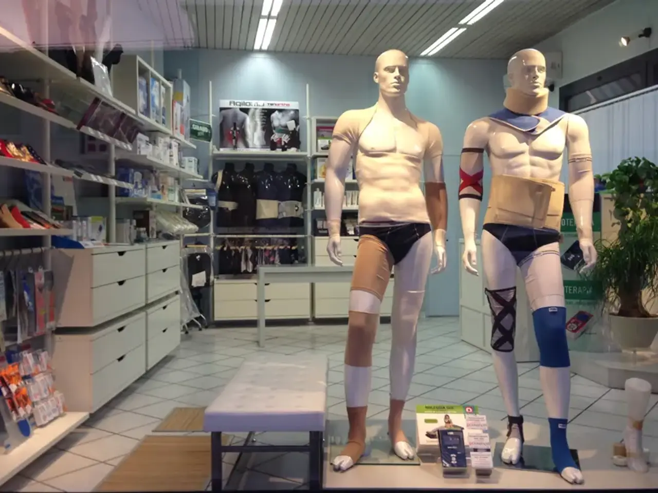 Esercizio commerciale in Via Roma 181, Pontedera, {3} - Foto 1