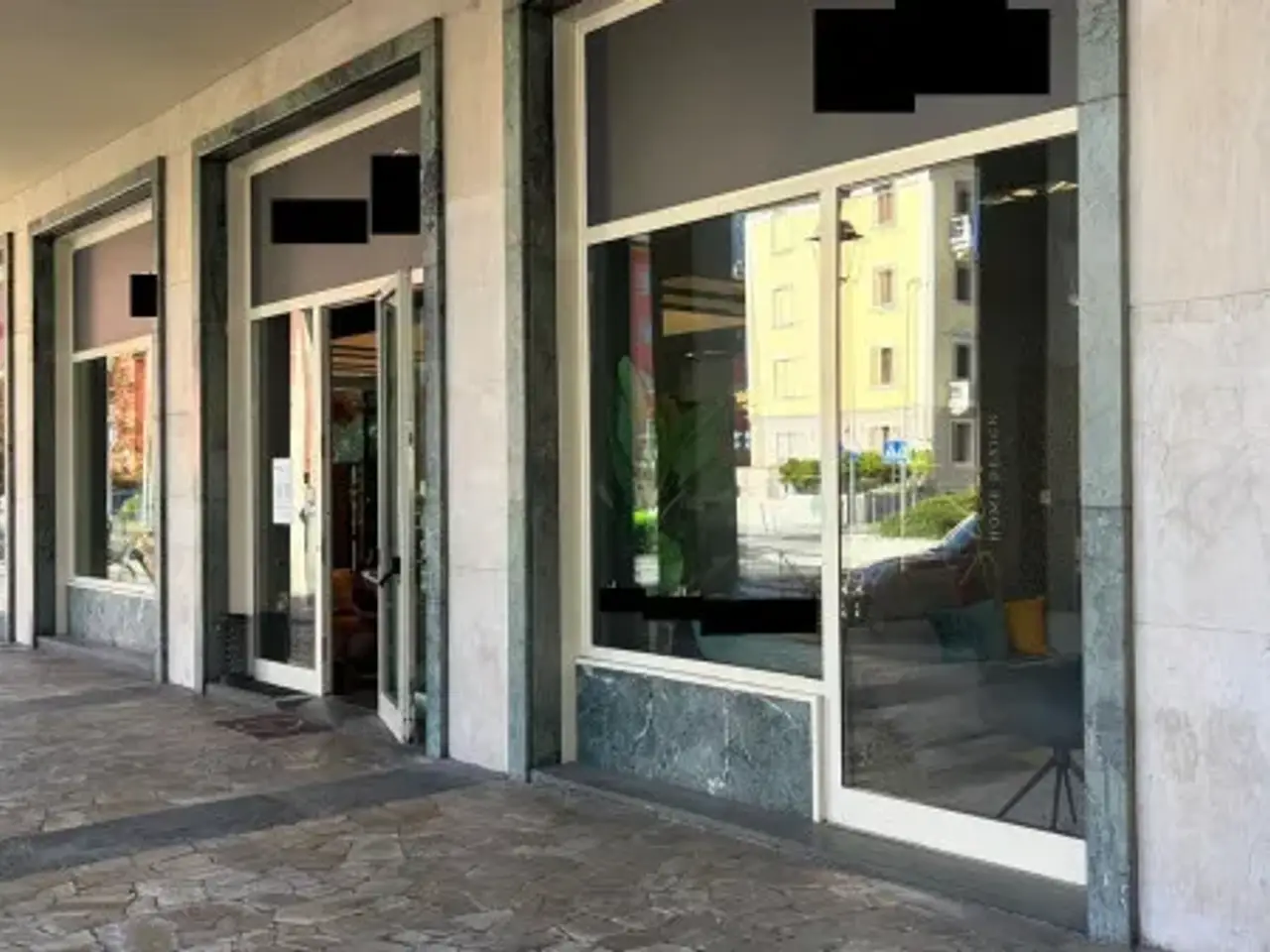Negozio in Via Antonio Gramsci 32, Aosta, {3} - Foto 1