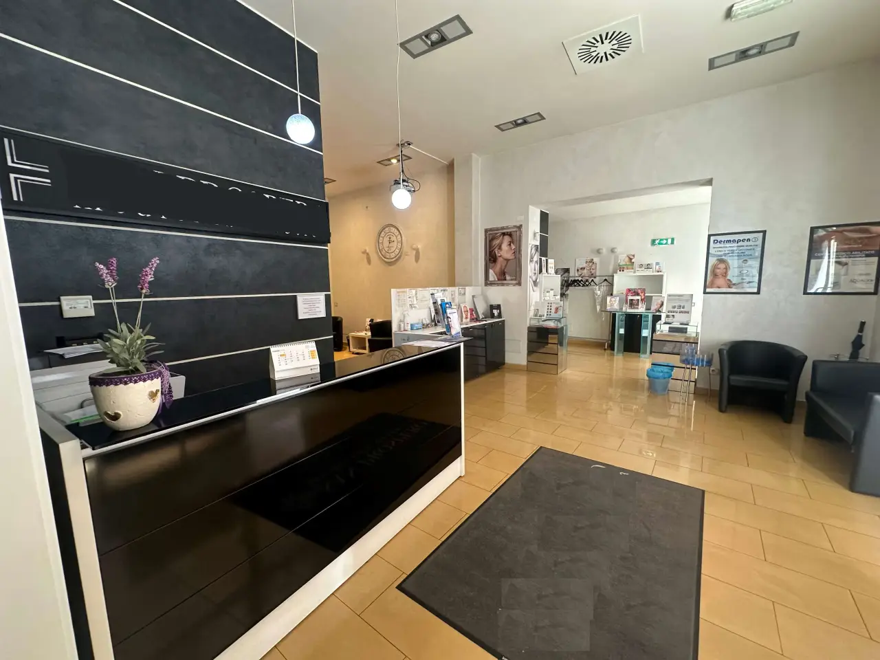 Negozio in Via Cesare Battisti 4, Bologna, {3} - Foto 1