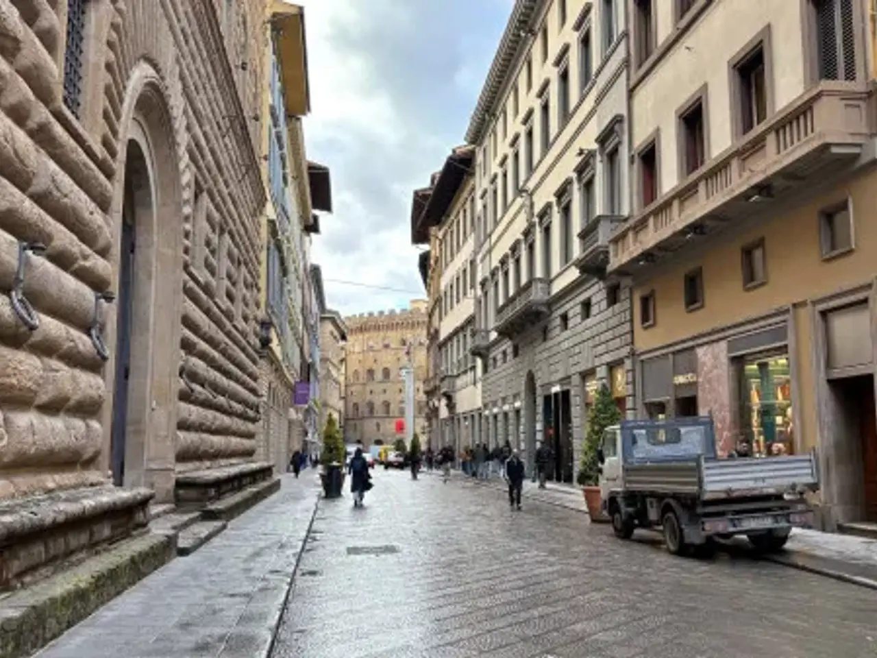 Abbigliamento in Via dei Tornabuoni 14, Firenze, {3} - Foto 2