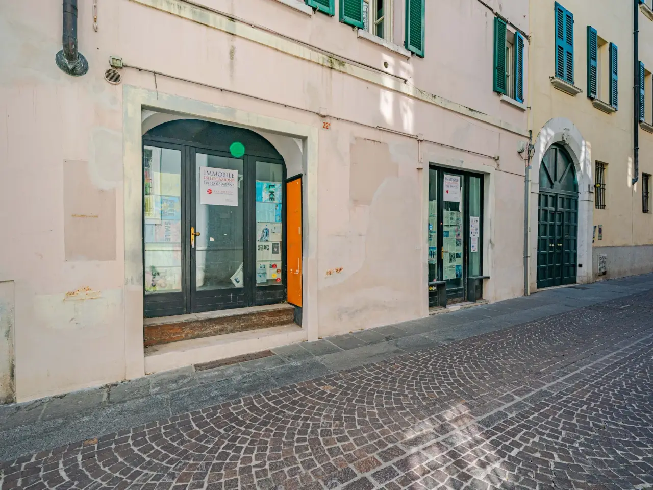 Palazzina commerciale in Via Cattaneo 22b, Brescia, {3} - Foto 1
