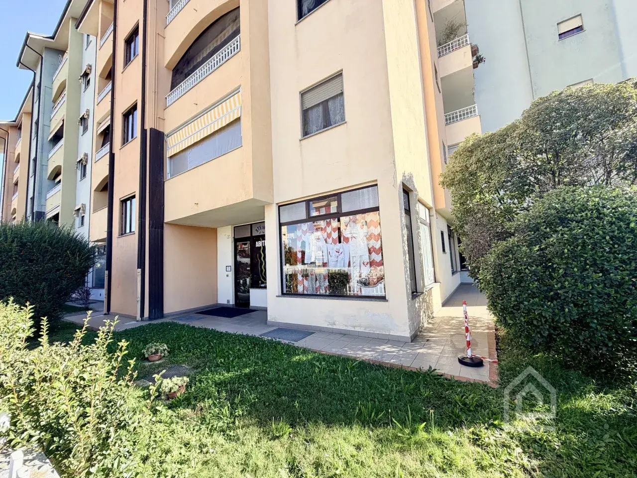 Negozio in Via Alcide De Gasperi 2, Chivasso, {3} - Foto 1