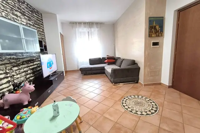 4-room flat in Via Roma, Pescate - Photo 1