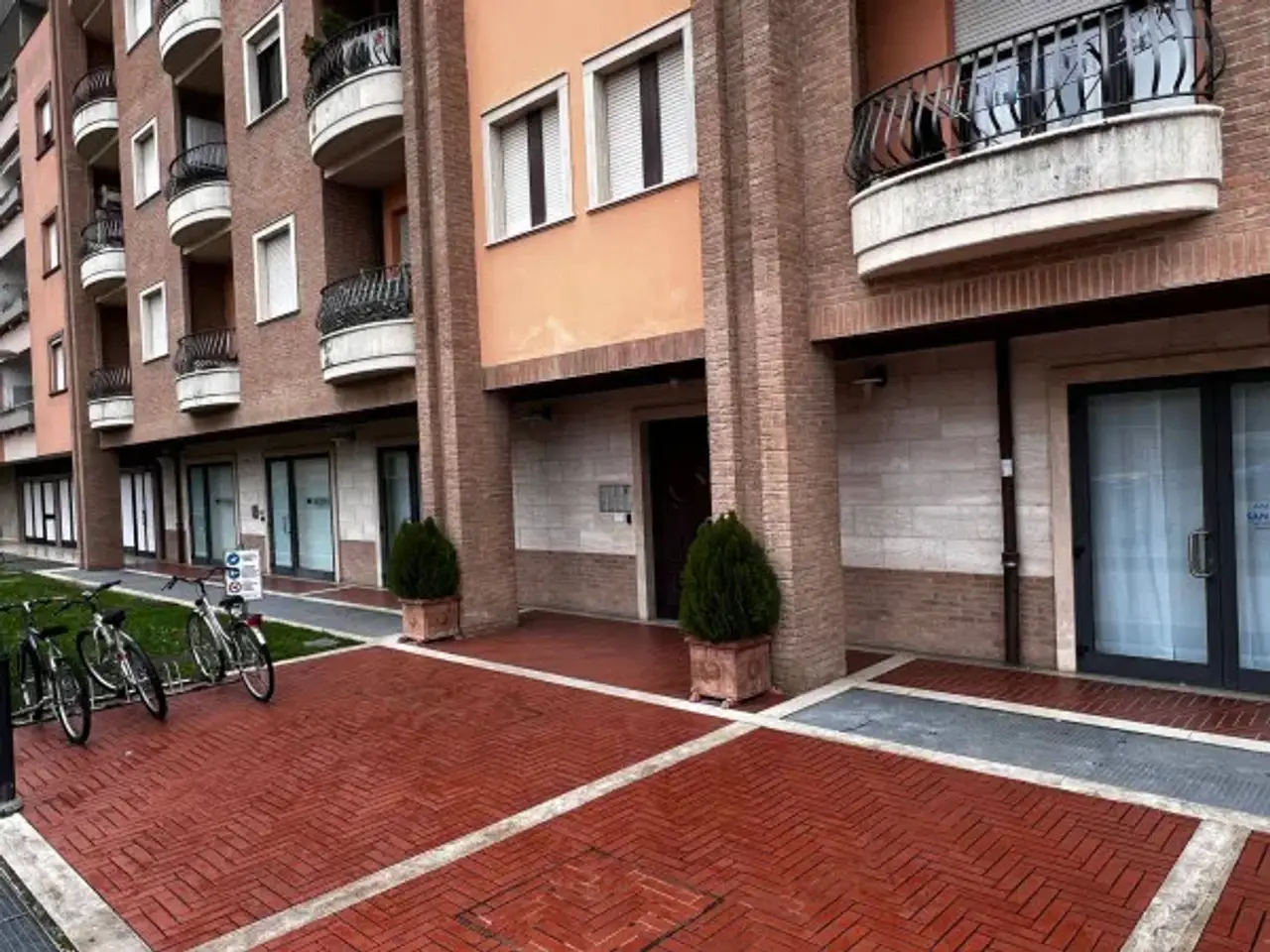 Negozio in Viale Gabriele d'Annunzio, Assisi, {3} - Foto 1