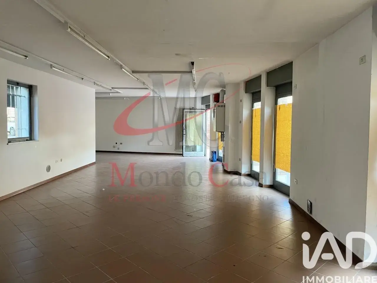 Negozio in Piazza Piazza del Suffragio, Rovereto, {3} - Foto 1