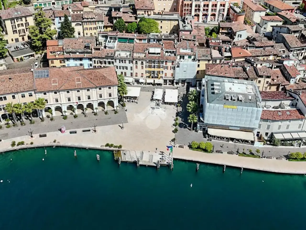 Negozio in Piazza della Vittoria 16, Salo', {3} - Foto 1