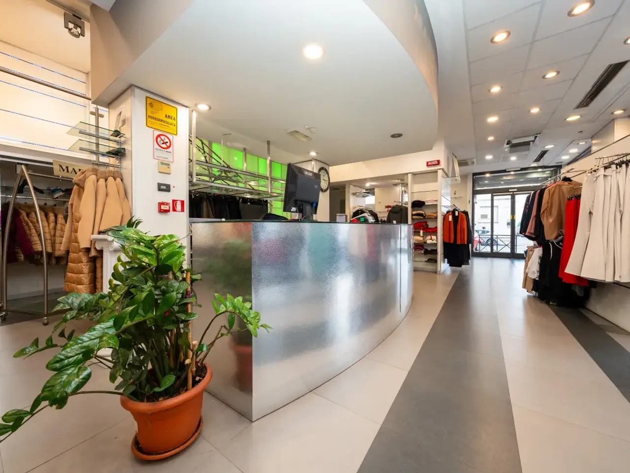 Negozio in Via Tunisi 54, Torino, {3} - Foto 1