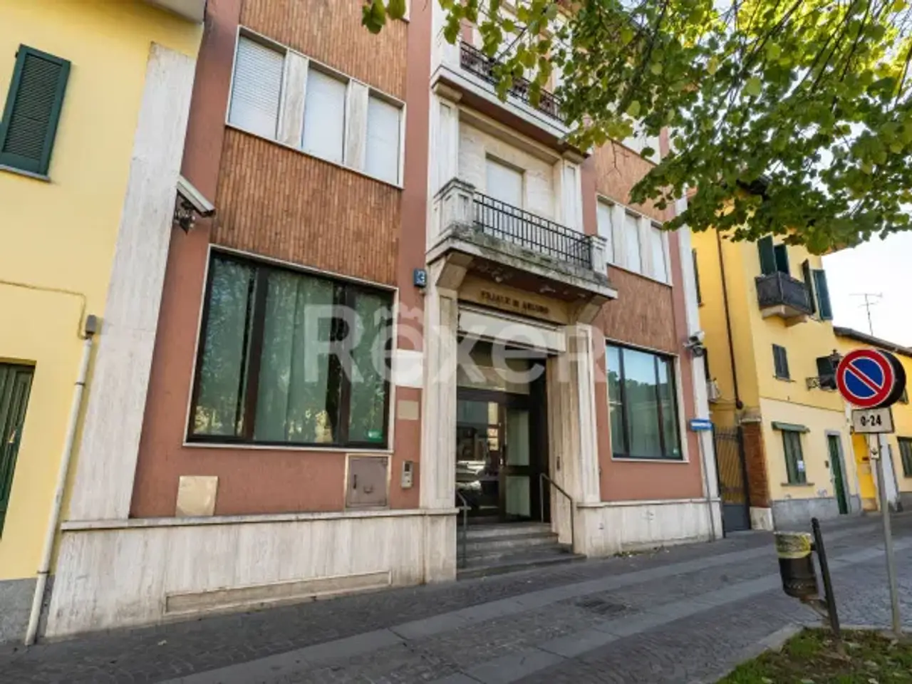 Negozio in Piazza Pozzobonelli 24, Arluno, {3} - Foto 1