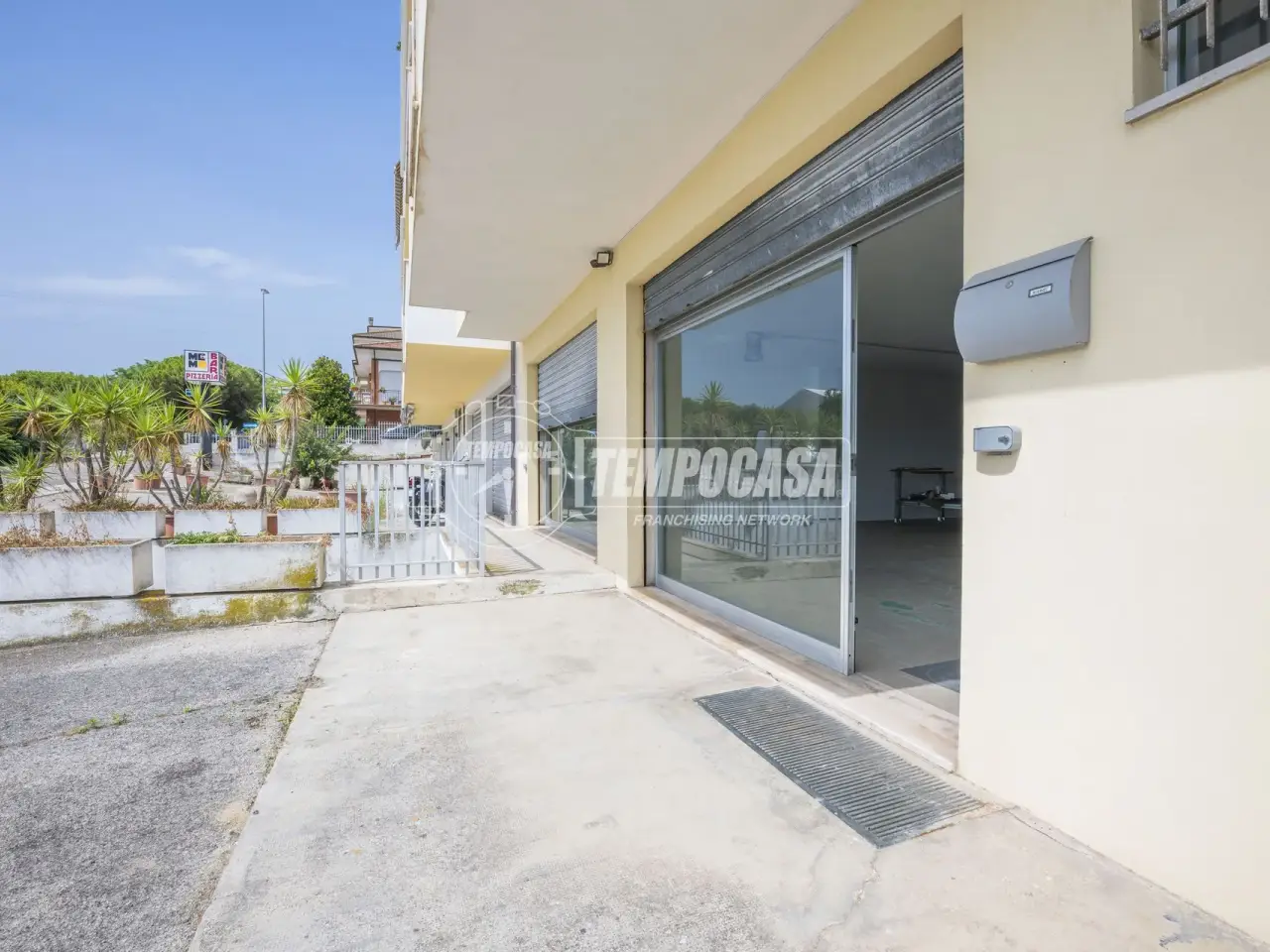 Negozio in Via Enrico Toti, Porto Sant'Elpidio, {3} - Foto 1