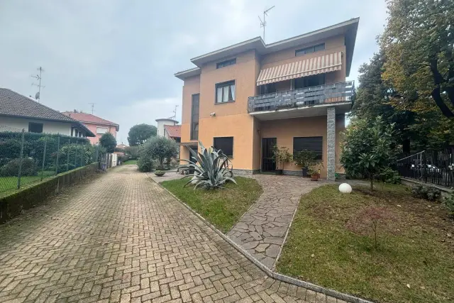 Mansion in Viale Sicilia 6, Busto Arsizio - Photo 1