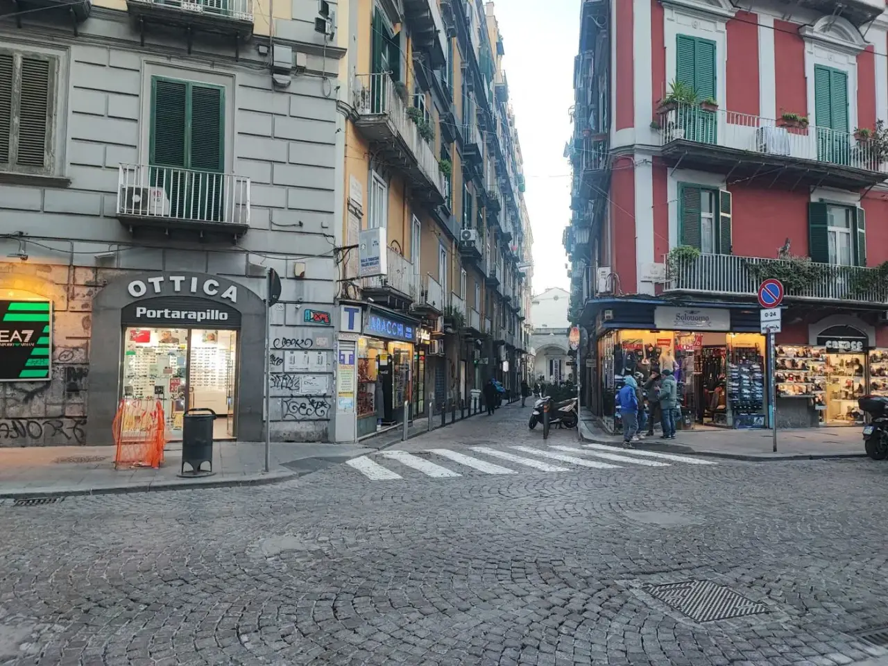Negozio in Via Tommaso Caravita , Napoli, {3} - Foto 1