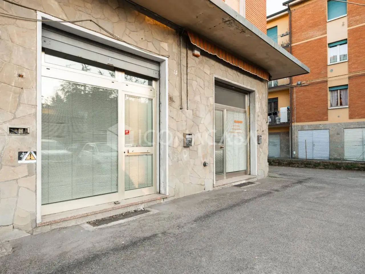 Negozio in Via Nino Bertocchi 32g, Bologna, {3} - Foto 1
