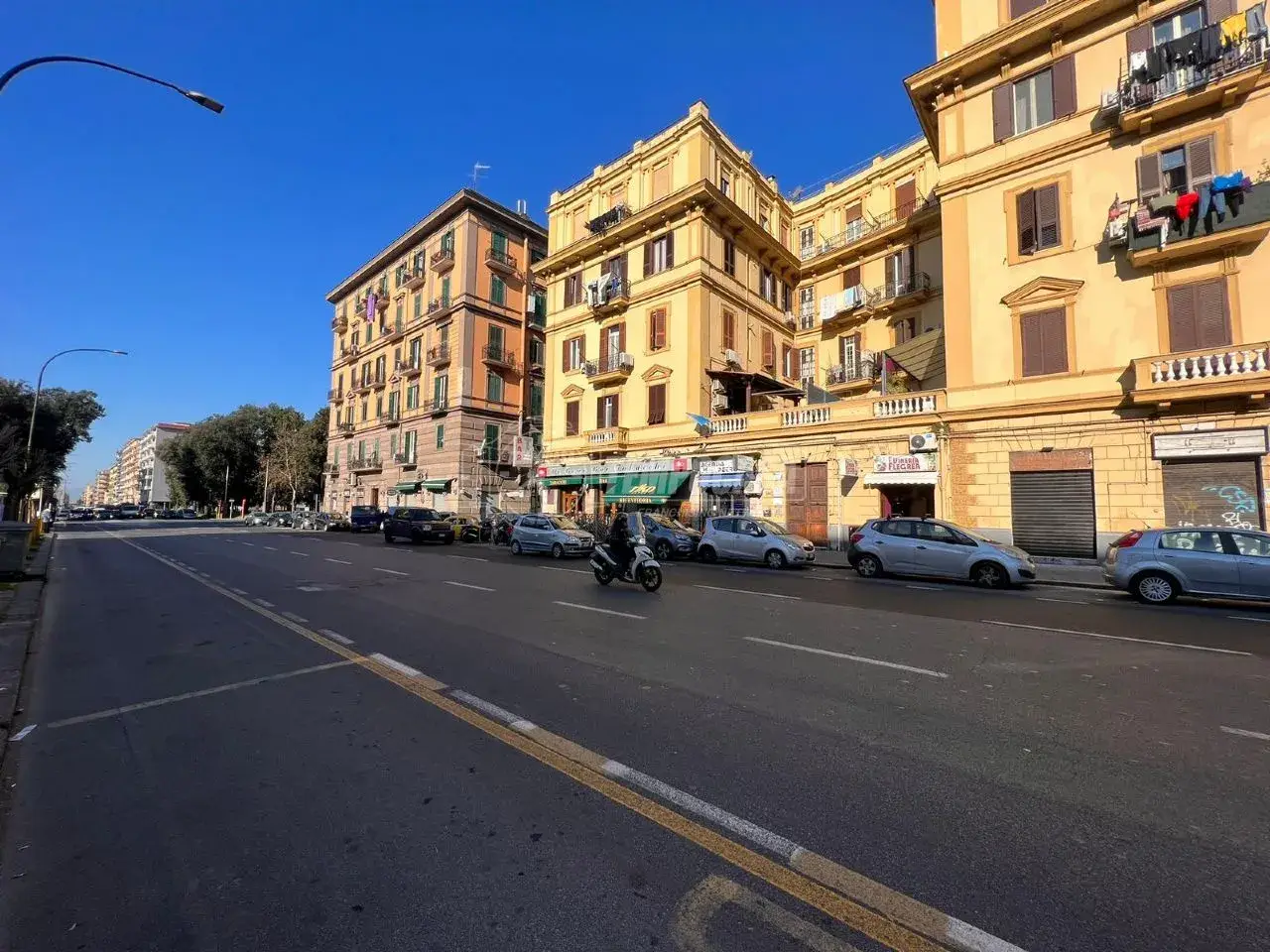 Magazzino in Via Giulio Cesare, Napoli, {3} - Foto 2