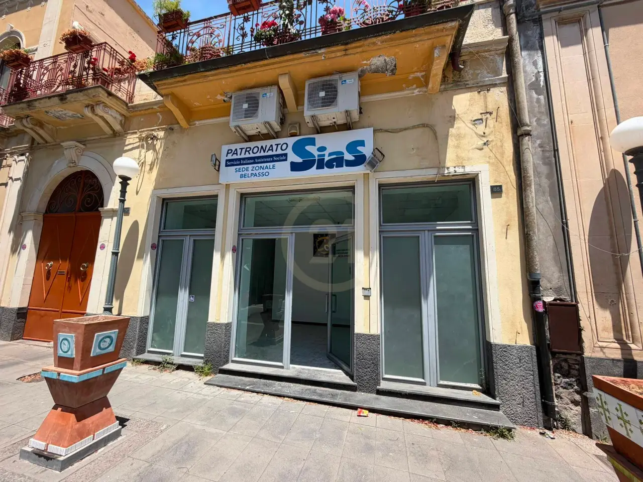 Palazzina commerciale in Piazza Sant'Antonio Sn, Belpasso, {3} - Foto 1