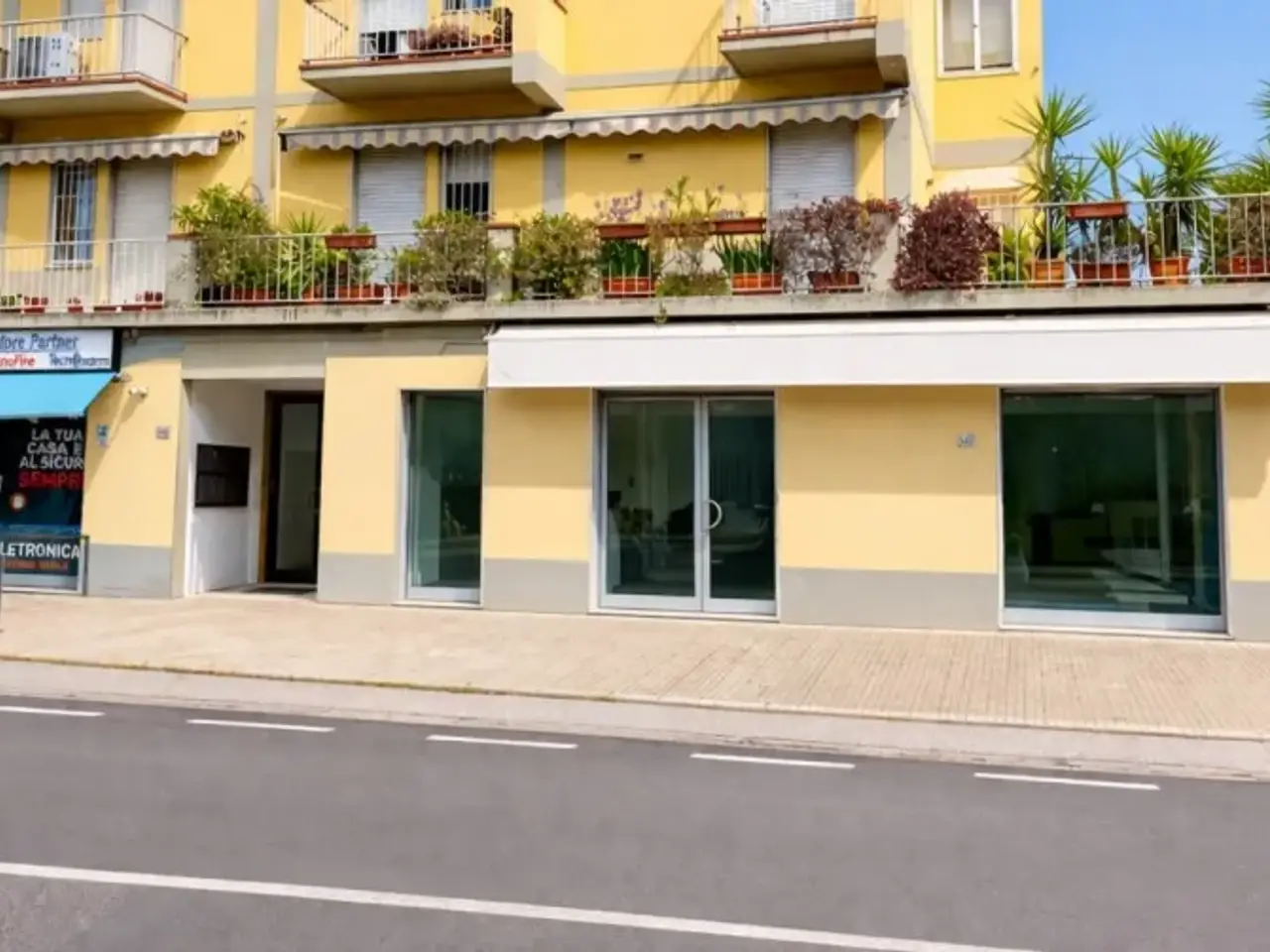 Palazzina commerciale in Via Dalmazia 302, Pistoia, {3} - Foto 1