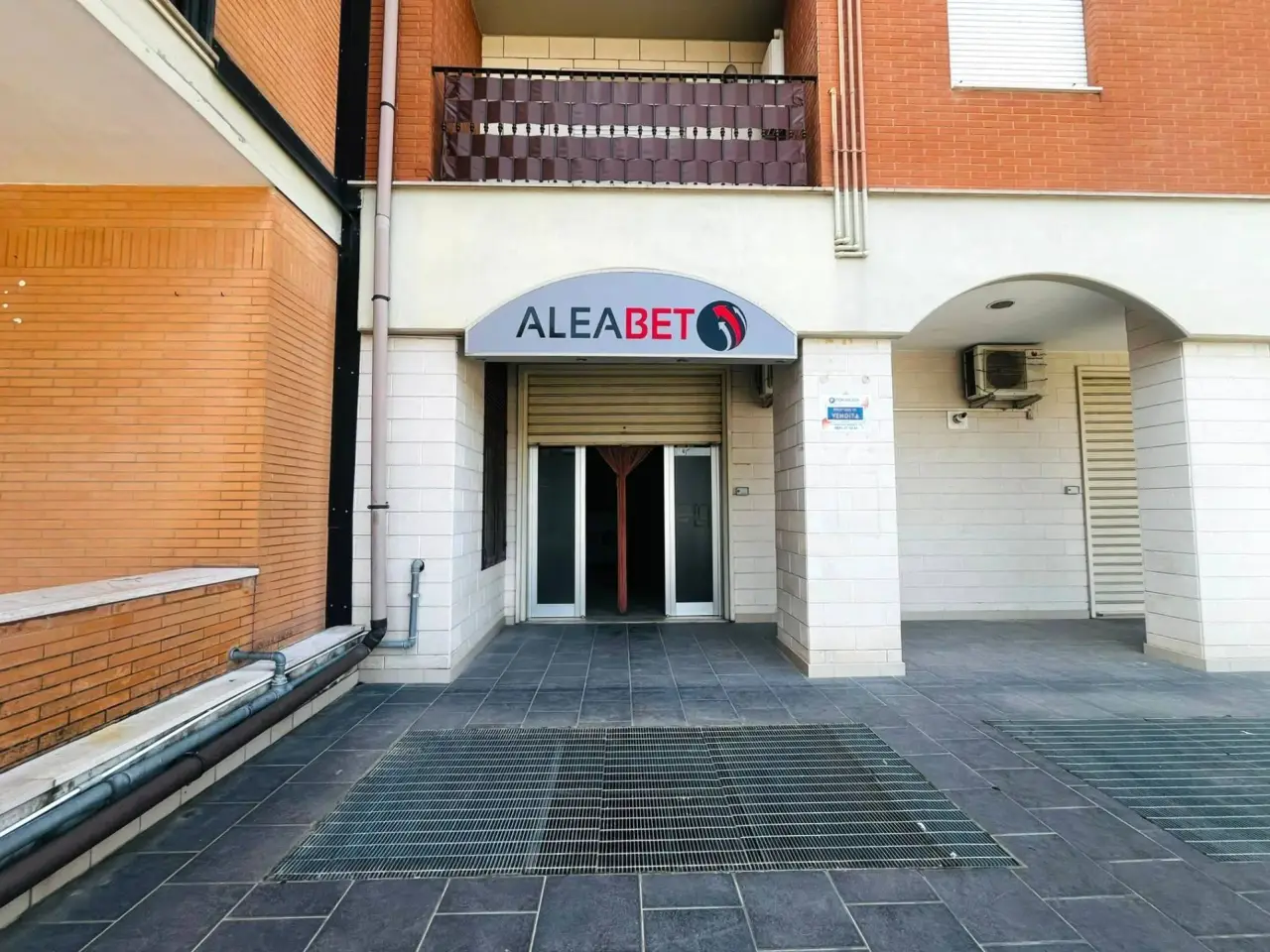 Negozio in Via Avvocato Vincenzo Scarano 41, Lucera, {3} - Foto 1