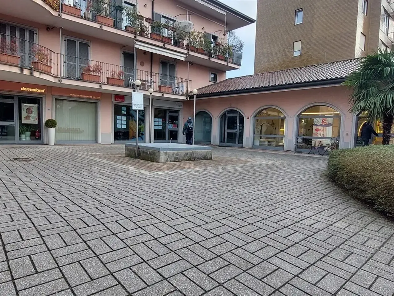 Ufficio in Piazza Galileo Galilei 10, Besana In Brianza, {3} - Foto 1