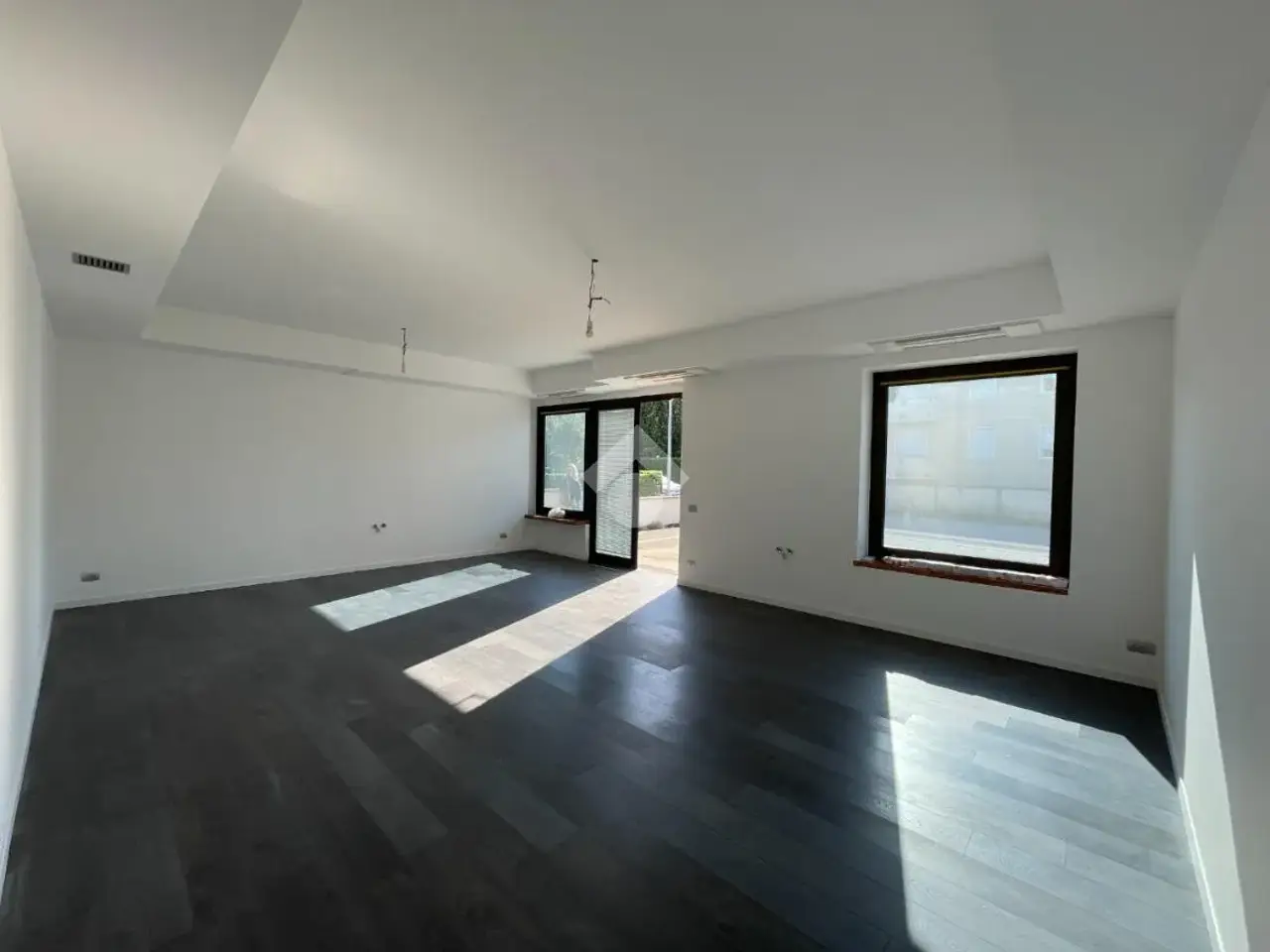 Negozio in Via Raffaello Sanzio 3, Bassano Del Grappa, {3} - Foto 1