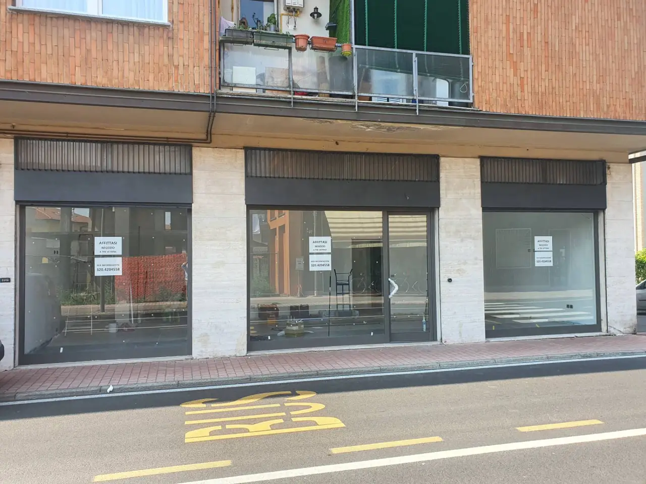 Negozio in Via Bonaparte 14, Limbiate, {3} - Foto 1